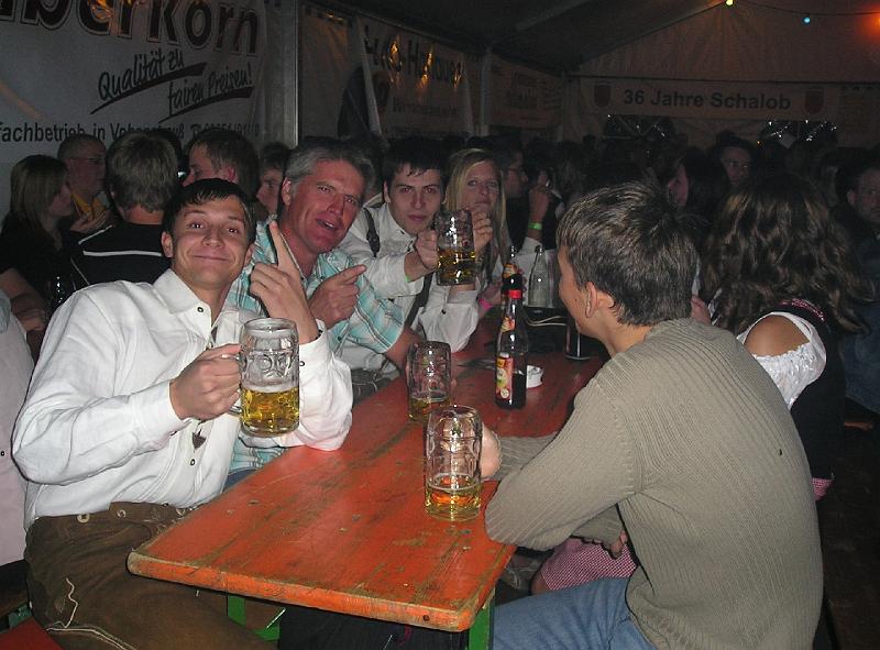 Gaeste_lustig.JPG - Oktoberfest live mit Lederhose und einer Maß Bier.