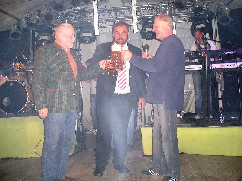 Grussredner.JPG - Nach den Grußworten der Bürgermeister wird mit Schalob-Präsident Lorenz Haberkorn auf ein gutes Gelingen des 16. Oktoberfestes angestoßen.