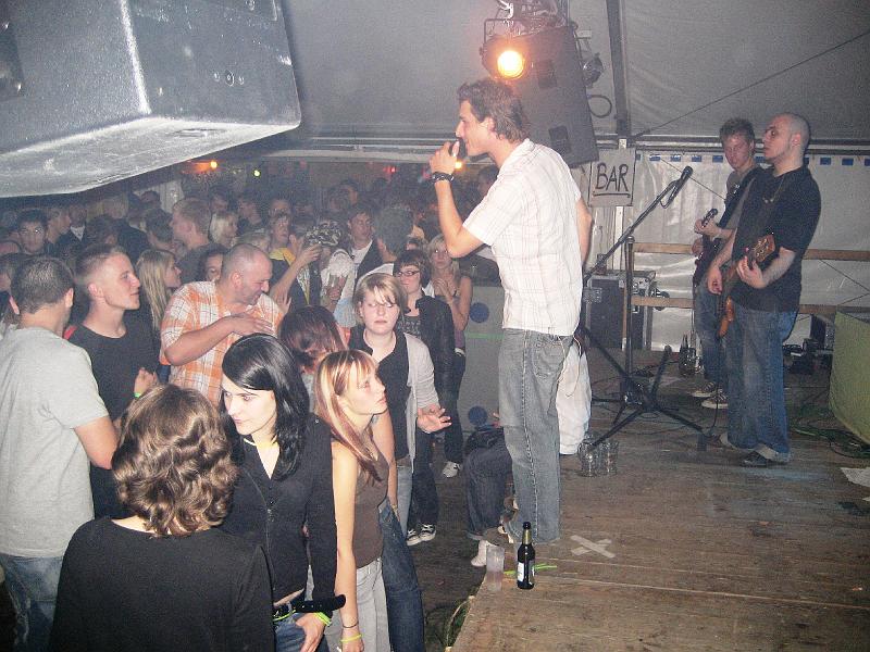 Highline_Saenger.JPG - Premiere in Obertresenfeld für den neuen Leadsänger Amore: er hatte die Fans vom ersten Ton an auf seiner Seite.