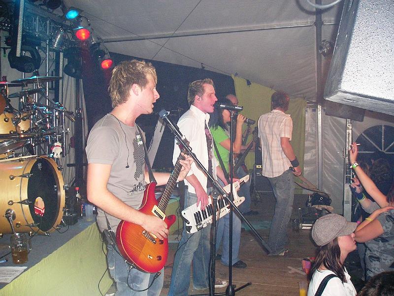 Highline_seite.JPG - Die Gruppe "highline" kam mit dem neuen Sänger Amore (nur der Rücken sichtbar)  und dem neuen Gitarristen Tim (links) bestens beim Publikum an.