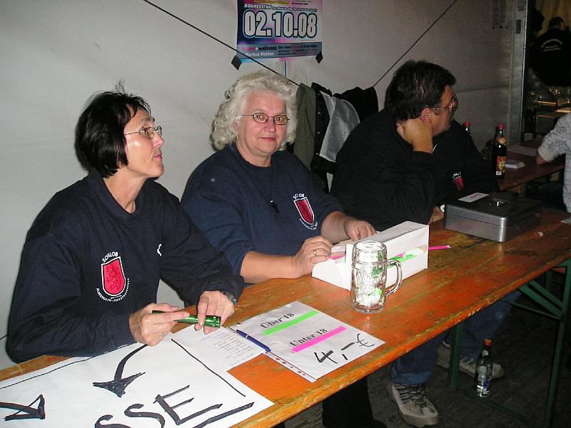 Kassieren.JPG - Das Team an der Eintrittskasse.