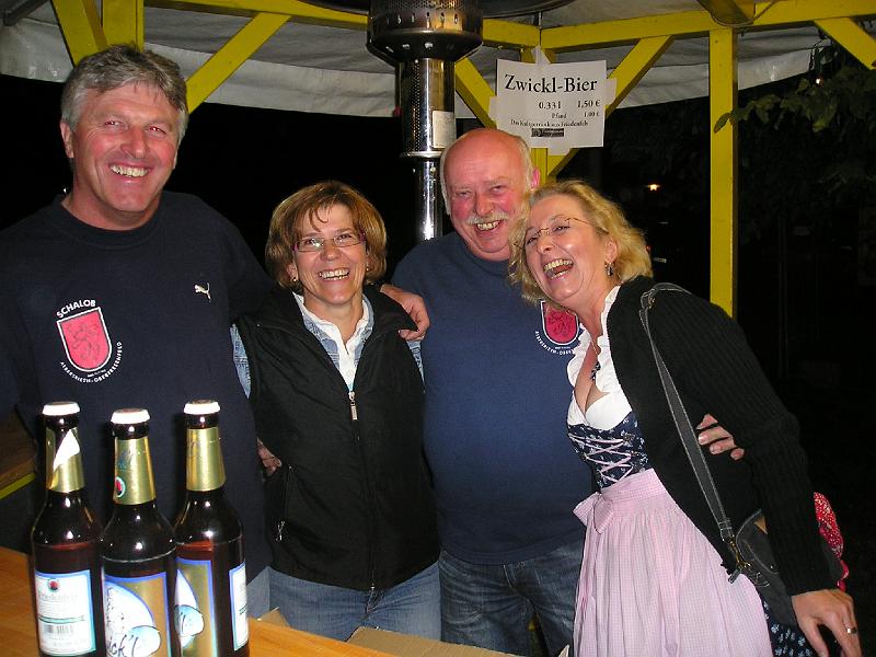 Pilsteam.JPG - Immer lustig drauf ist das Team am Pilsstand.