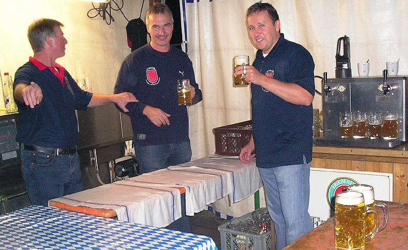 Schank_team_pause.JPG - Letzte Stärkung am Ausschank, bevor das große Gedränge einsetzt.