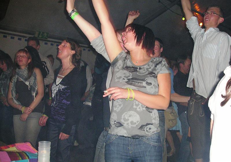 Tanzen_haende.JPG - Ausgelassene Partystimmung vor der Bühne.