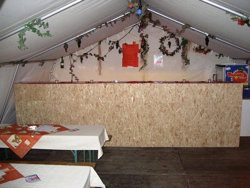 Weinstube.JPG - Das Weinstube ist hergerichtet, gleich kommt das Personal....