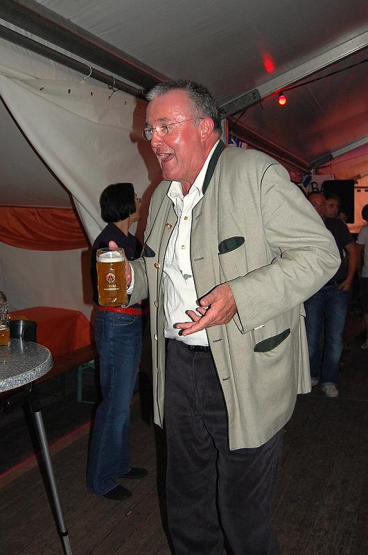 Alt_bgm_sa.JPG - Das Trasafelder Oktoberfest bringt verschlissene Glieder  wieder in Schwung: Gehstützen können hier getrost auf die Seite gestellt werden.