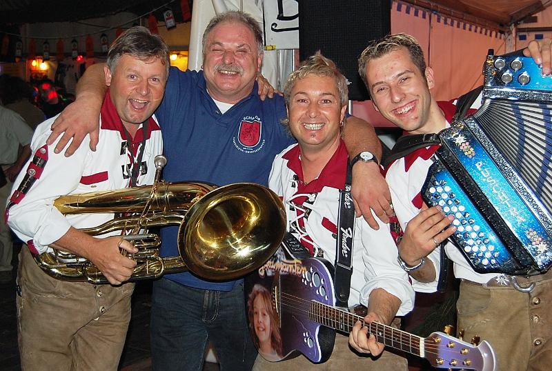 Berg_Ebnet.JPG - Sepp hat die Musiker in die Arme geschlossen.
