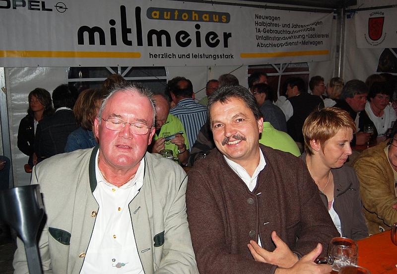 Bgm_Voh_Sa.JPG - "Na Joschi, der fulminante Tanz hat Dich doch etwas müde gemacht!" - Bürgermeister Andy Wutzlhofer aus Vohenstrauß (rechts) mit seinem Amtsvorgänger Joschi Zilbauer.