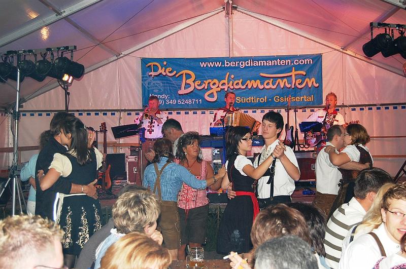 Diamanten_Tanzen.JPG - Wohin man schaut: Dirndl und Lederhosen, auch auf der Tanzfläche.