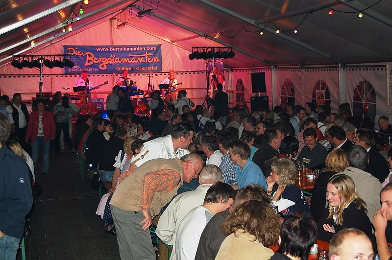 Diamanten_voll.JPG - Auch am Samstag war das Festzelt bei den Klängen der "Bergdiamanten" voll besetzt.