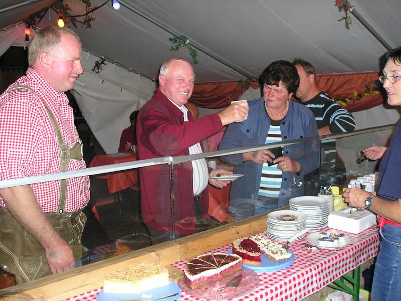 Kaffee_gaeste_2.JPG - Die Wiesn-Familie Bäumler beim Besuch im  "Trasafelder Cafe".