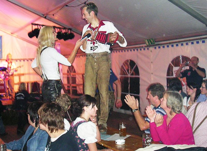 Mini_Harmonika.JPG - Attraktive Unterstützung für Joachim beim Spiel der Mini-Steirischen.
