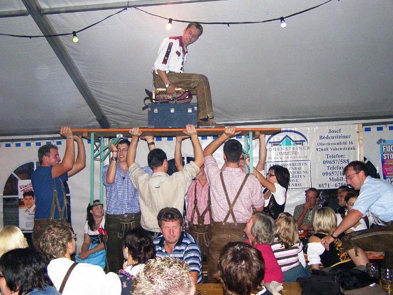 Sa_Hochsitzer.JPG - Akrobatische Einlage mit der Knopfharmonie auf dem Bierhochsitz von Joachim Hofmann, dem Chef der "Bergdiamanten".