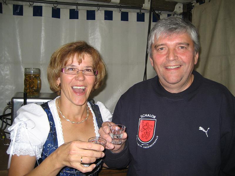 Schnapsel_duo.JPG - ....zu allerletzt noch ein Schnapserl. So, nun können wir zufrieden nach Hause gehen.
