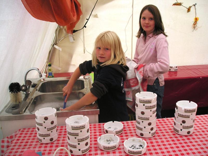 Aschenspueler.jpg - Fleißige Helfer säubern zwischen den beiden Festtagen die vielen Aschenbecher.