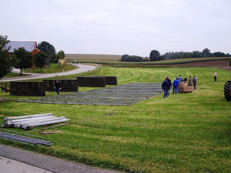 Aufbau_Bodengeruest.JPG - Das Gerüst für die Bodenplatte des Zeltes ist fertig, nun geht's ans Ausgleichen.