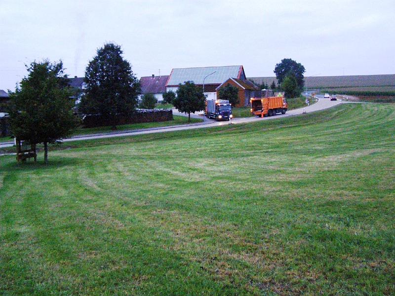 Aufbau_Morgen.JPG - Noch liegt die Bäumler-Wiesn im leichten Morgendunst, gleich beginnen die Aufbauarbeiten.