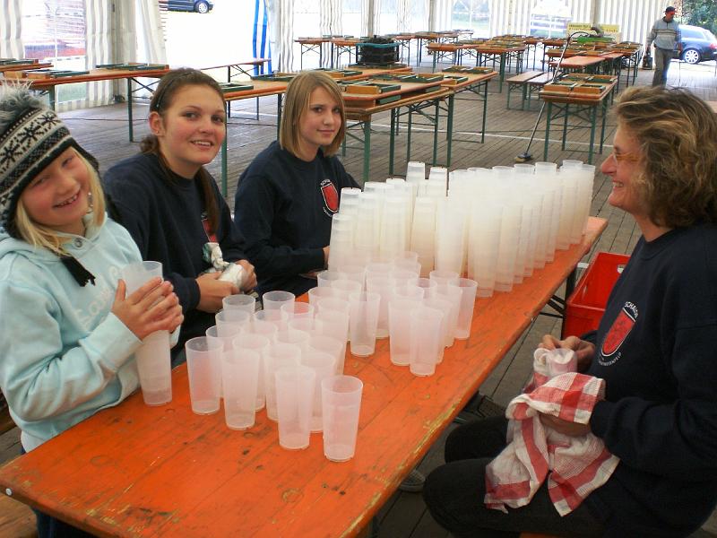 Becherwaescher.JPG - Was haben denn die Damen verbrochen, dass sie unzählige Plastikbecher reinigen müssen?