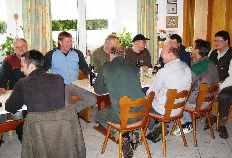 Brotzeit_Abbau.JPG - Ende eines überaus erfolgreichen Festwochenendes mit der traditionellen Brotzeit bei der Emma in Altenstadt/Vohenstrauß.