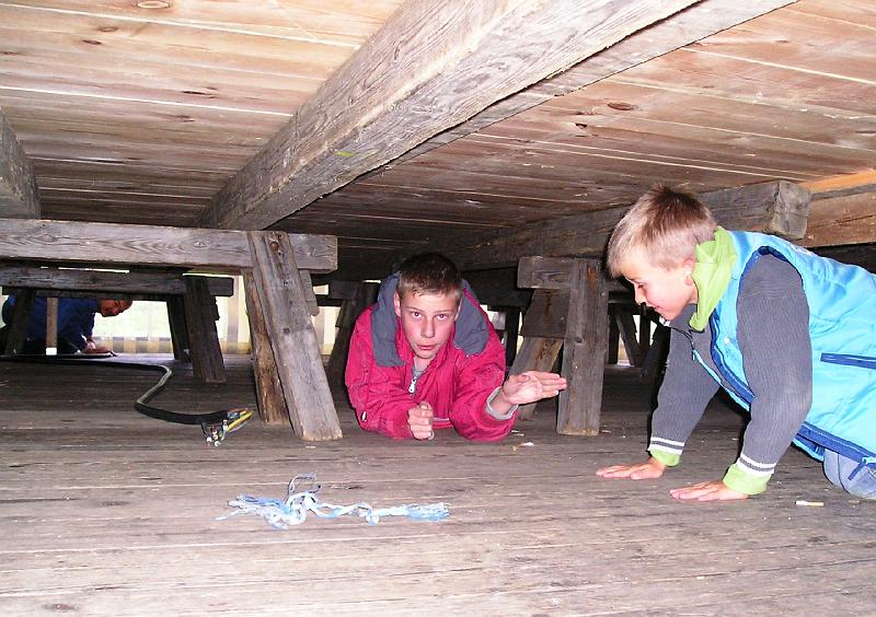 Buehnenkabel_kriechen.JPG - Unter der Bühne sind kleine Leute gefragt.