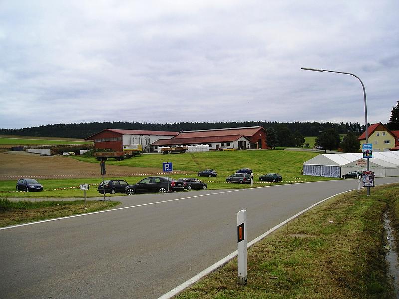 Sa_Autos_parken.JPG - Nach der ersten Oktoberfestnacht warten auf der Bäumler-Wiese noch einige Autos auf das Abholen.