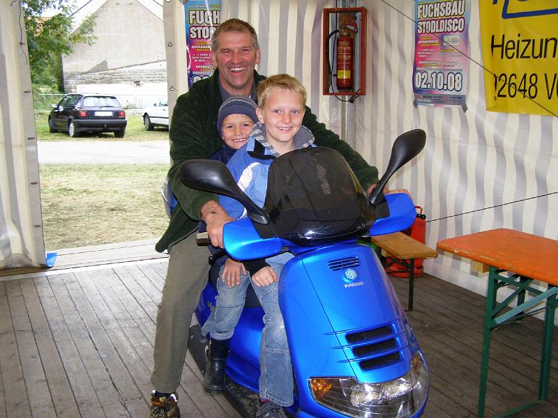 Sa_Motorroller.JPG - Zwischen den Aufräumarbeiten am Samstag bleibt auch a bisserl Zeit für manchen Spaß.