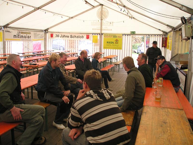 Sa_nachmittag_schoppen.JPG - Die Vorbereitungen für den zweiten Tag sind abgeschlossen, ein gemütliches (und überaus lustiges) Zusammensitzen der vielen Helfer am Samstagnachmittag lenkt ein bißchen ab.