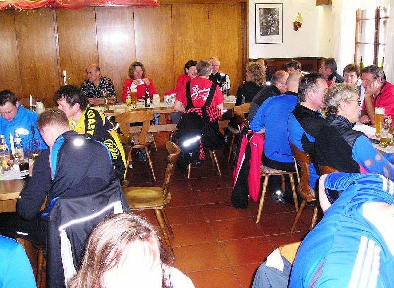 Essen_Silberhuette.JPG - Beim Radfahren bekommt man Appetit: Mittagessen auf der Silberhütte.