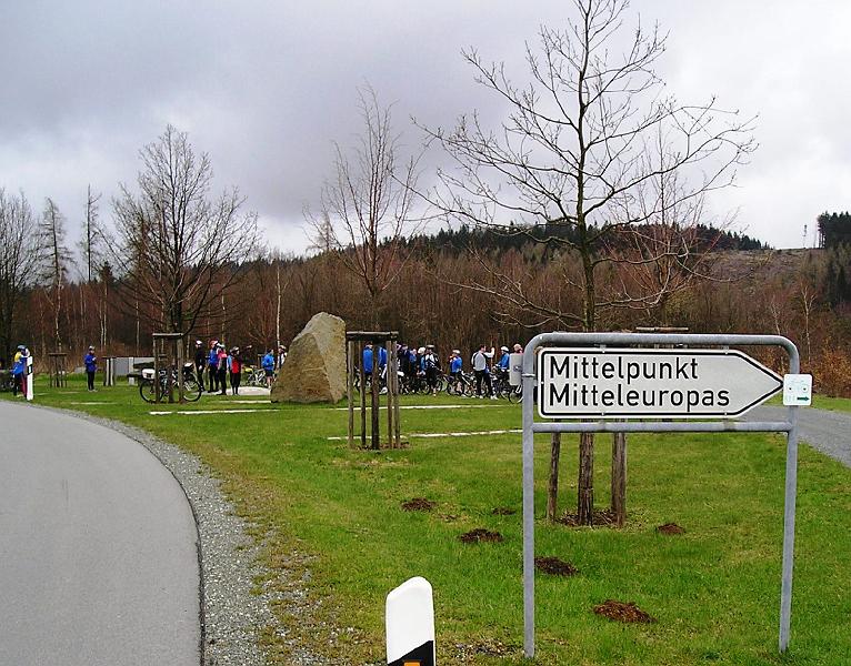 Mittelpunkt.JPG - Geschafft: der Mittelpunkt von Mitteleuropa bei Hiltweinsreuth.