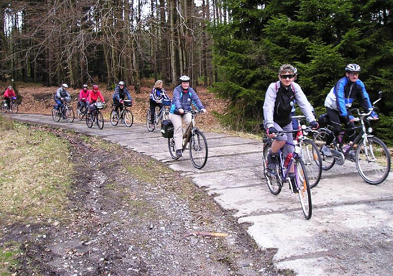Ruettelplatte.JPG - Hohe Anforderungen an Fahrer und Fahrrad: Betonpisten im Grenzgebiet.