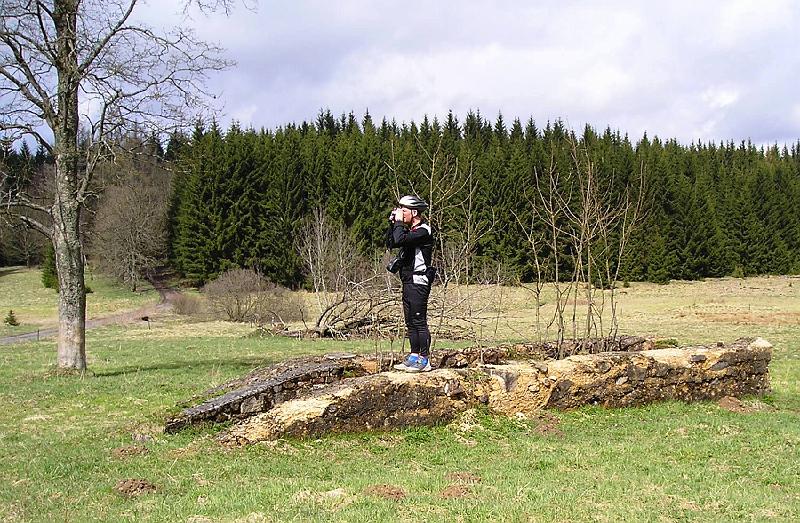 Ruine_Fotograf.JPG - Einige Mauerruinen der früheren Ortschaft Alt Pocher.