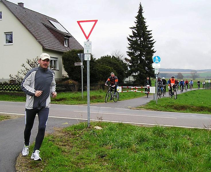 Start_Albersrieth.JPG - Die Radlfahrer von Pleystein fahren durch Albersrieth.