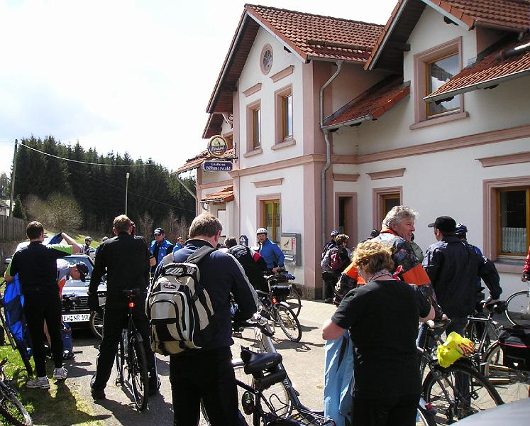Waldheim_Wirtshaus.JPG - In Waldheim sammeln sich die Fahrer zur letzten Etappe.
