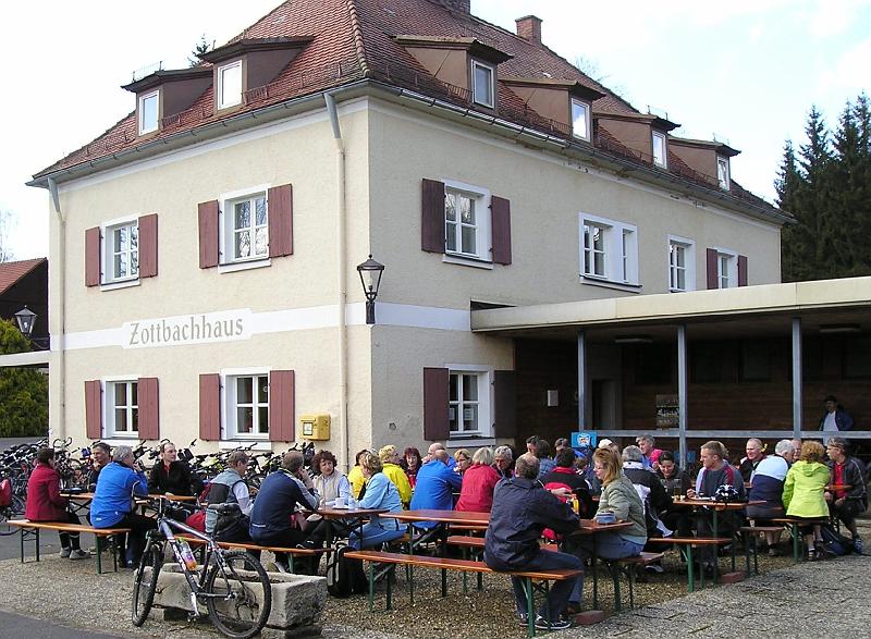 Ziel_Zottbachhaus.JPG - Endlich am Ziel in Pleystein: das Zottbachhaus.
