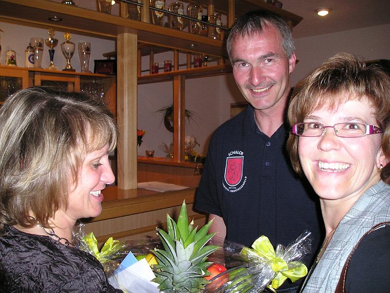 Hilburgers.JPG - Die Hilburgers haben einen Blumenstrauß mitgebracht.