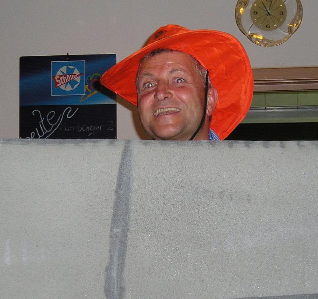 Kare_Mauer.JPG - Kare als Mauer-Schauspieler: "Woll'mes wissen?" - Kann'mes wissen?