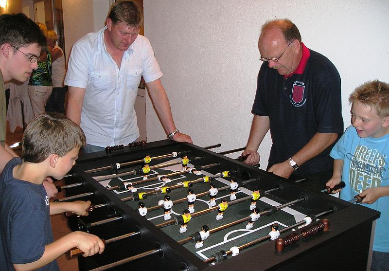 Kickerspiele.JPG - Der Schriftfüher hat die Figuren im Griff.
