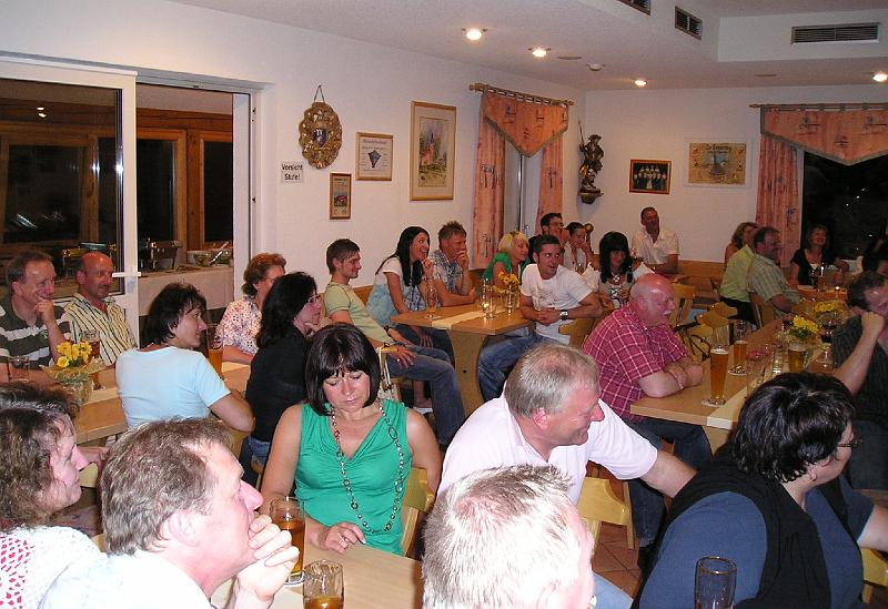 Saal_voll.JPG - Ideal zum ungestörten Feiern: das Sportheim des TSV Pleystein.