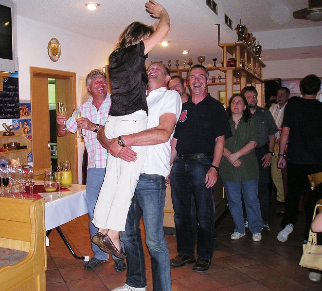 Schorsch_Heber.JPG - Schorsch hebt Renate in den 50. Himmel.