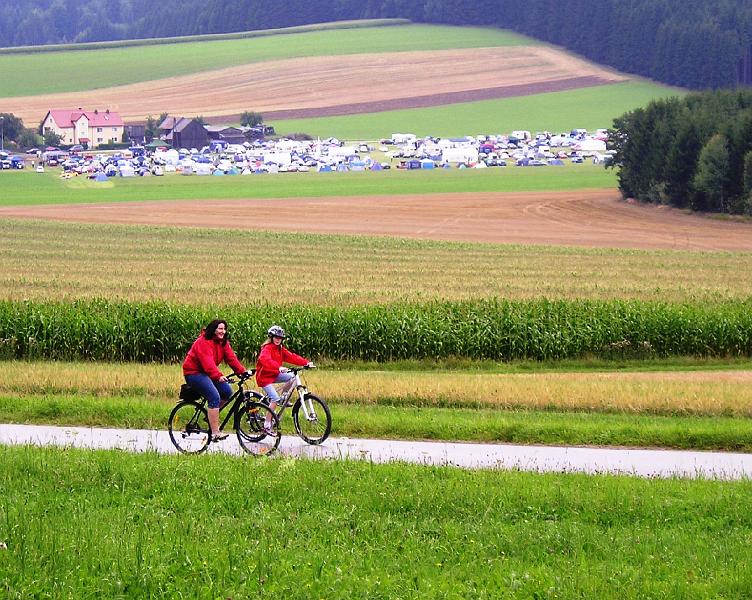 Fordtreffen.JPG - Steiler Anstieg bei Spielhof, im Hintergrund das Treffen des Ford-Clubs.