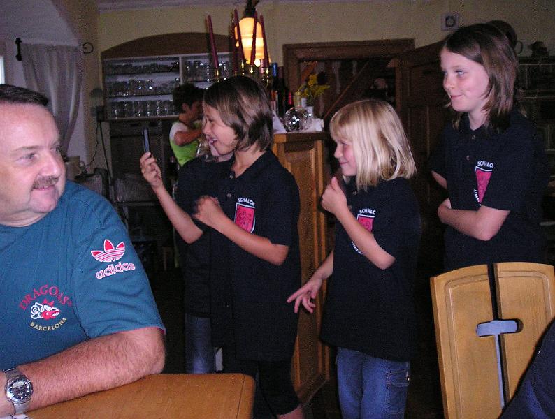 Handygucker.JPG - Die Girls haben Spaß mit den Handy-Bildern.