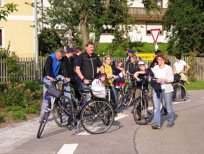 Miesbrunn_warten.JPG - Kurzer Sammel-Stop in Miesbrunn für die Heimfahrertruppe.