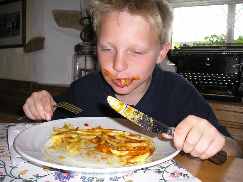 Nicolas_Pommes.JPG - Nikolas hat mit der Currywurst und den Pommes kein Erbarmen: im Nu ist alles weggeputzt.