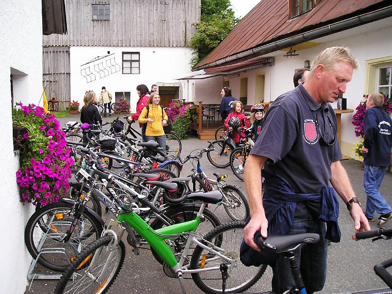Radlhof.JPG - Viele Räder im Hof des Dorfwirtshauses.