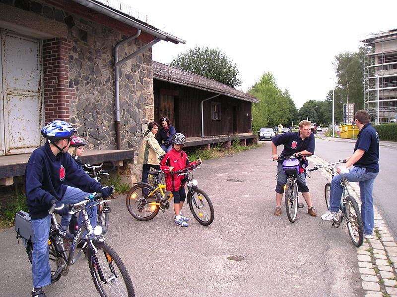 Sammeln_Bahnhof.JPG - Samstag, 16. August 2008, 13:30, Bahnhof Vohenstrauß: die ersten Schalob-Radler am Start.