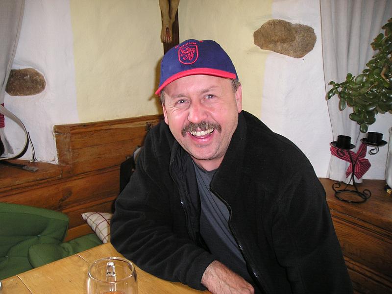 Toni_lustig.JPG - Dem Toni g'fällt's im Dorfwirtshaus.