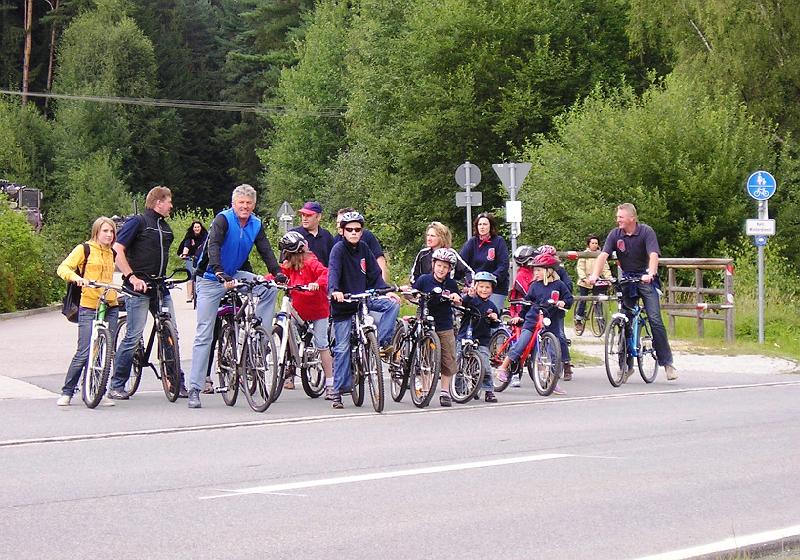 Ueberqueren_Pleystein.JPG - "Stop - eine Straße quert!"