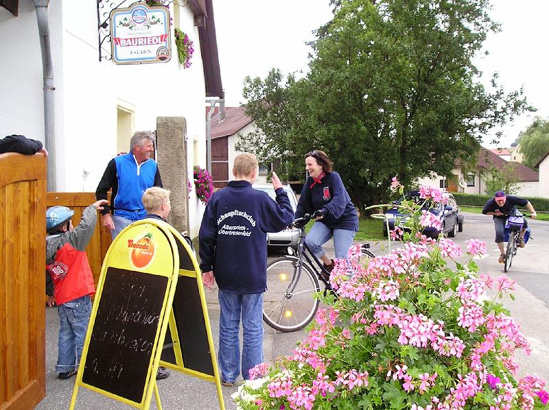 Zieleinaluf.JPG - Geschafft! - Der Zieleinlauf ins Dorfwirtshaus Hagendorf.