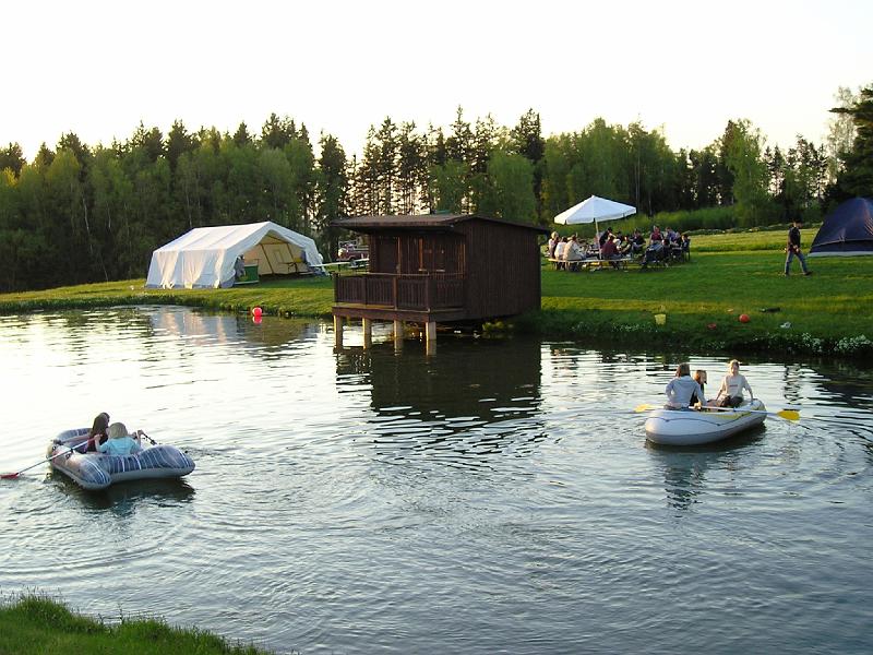 Bootfahrer.JPG - Bei Einbruch der Dämmerung sind noch Erkundungsfahrten auf dem See erforderlich.