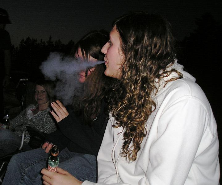 Friedenspfeife.JPG - Marina raucht die Friedenspfeife.